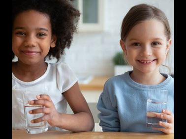 Two kids with glasses of drinking water tested with at-home testing kits from 97ɫɫӰԺ 